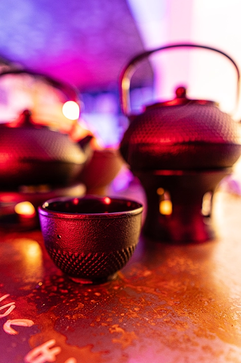 Het premium drankenpakket: thee en koffie voor maximale focus tijdens de heisessie. Ambachtelijke, hete thee uit gietijzeren potten van het 'Liquid Muse' drankenpakket voor vergaderingen.