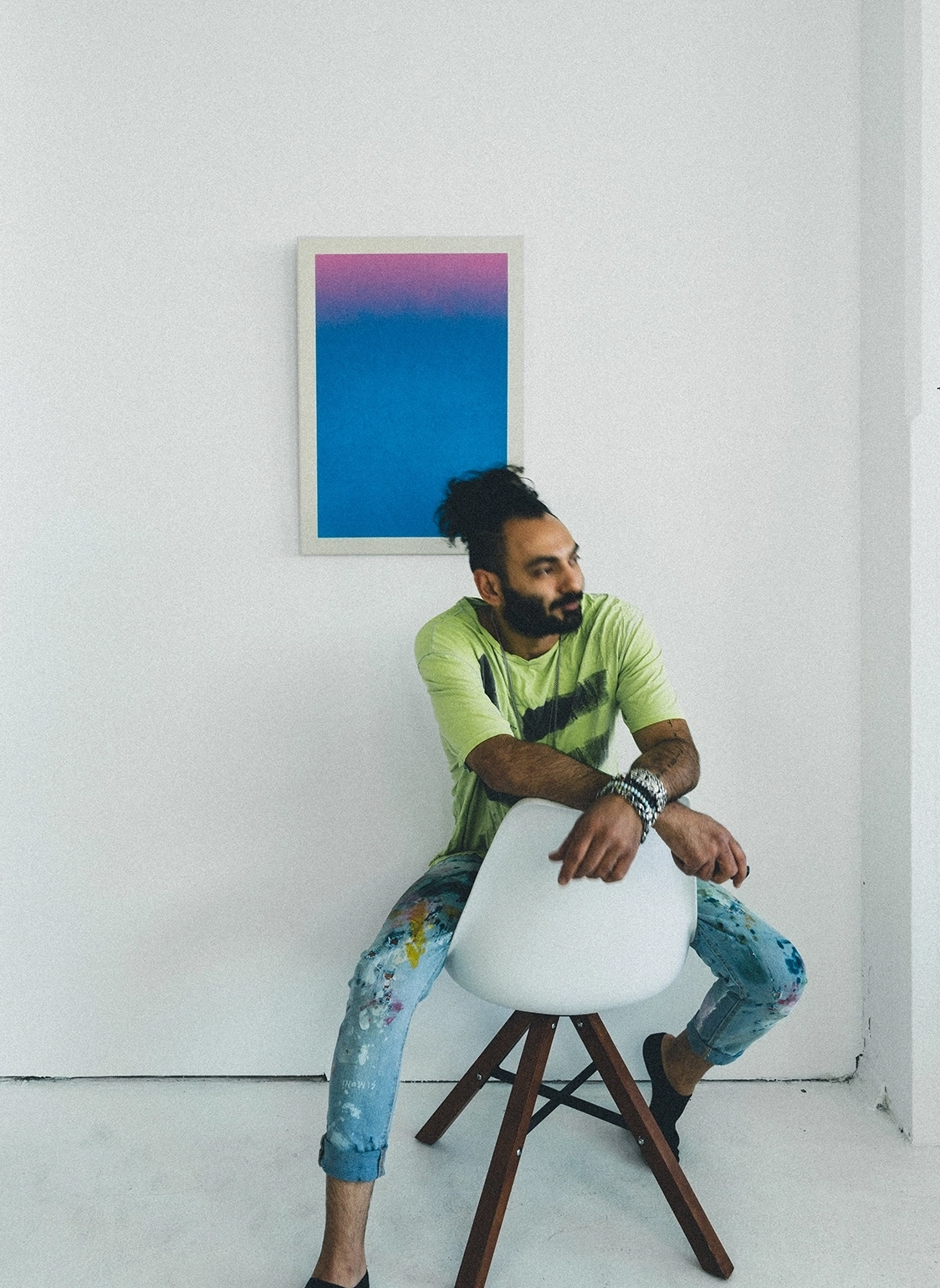 Portret van kunstenaar en eigenaar Edgar Simoni in zijn creatieve kunstenaarsstudio in Rotterdam.