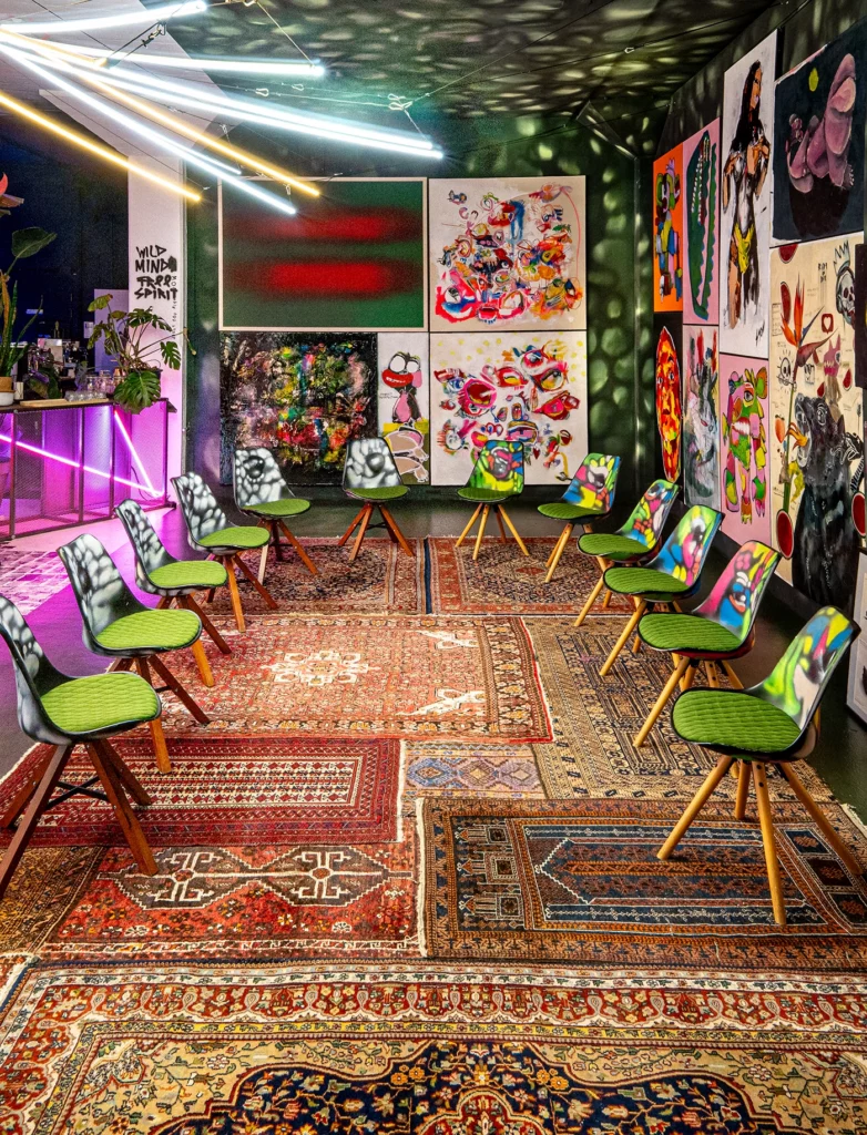 Creatieve vergaderlocatie Rotterdam met kunst, kleurrijke stoelen en bar