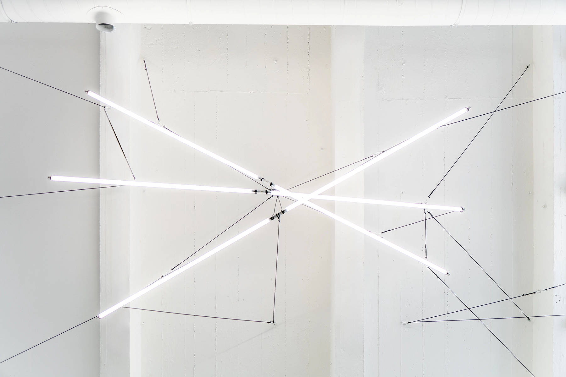 Exclusieve handgemaakte design verlichting en lichtkunst van kunstenaar Simonian in de Dutch Art Room Rotterdam.