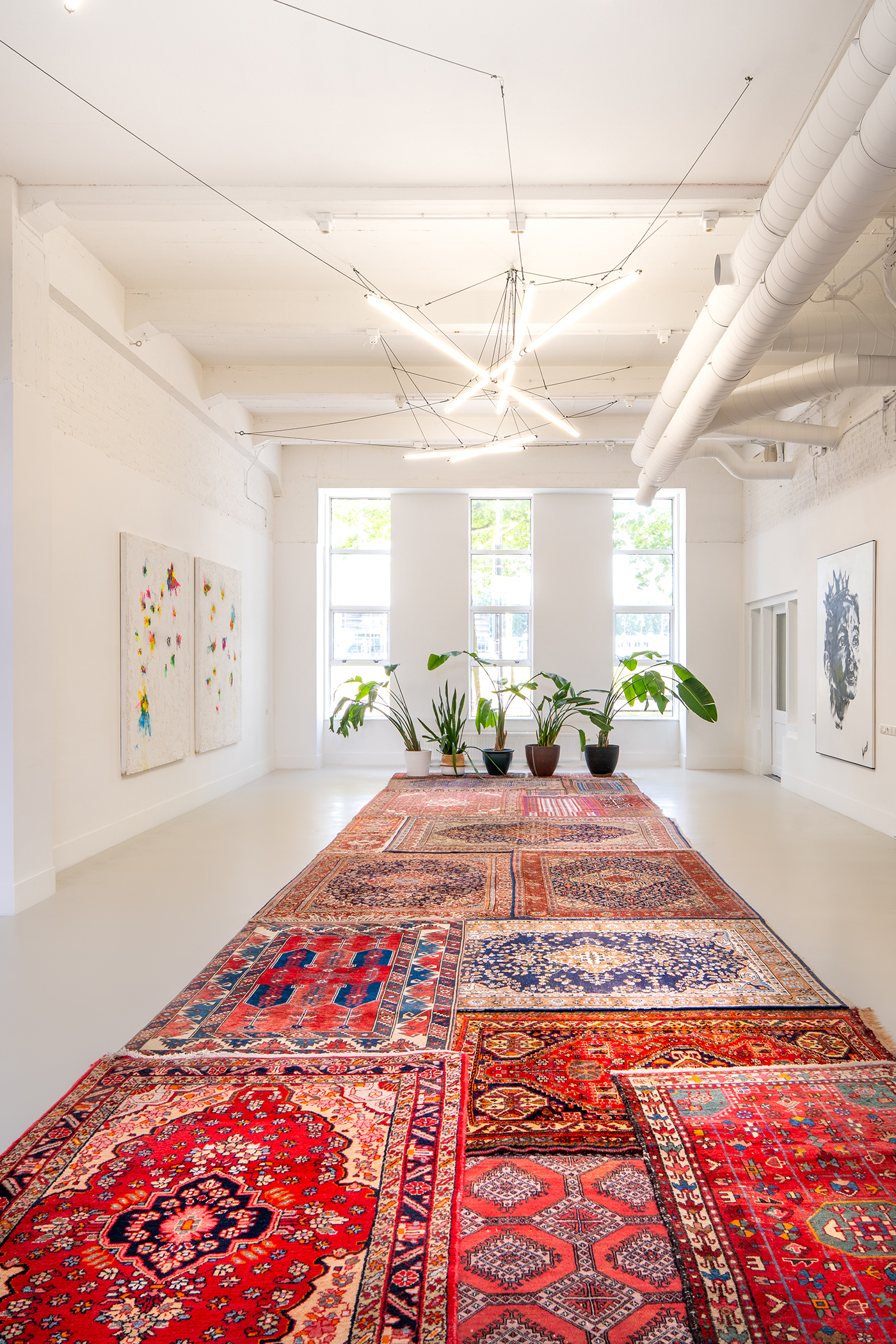 Inspirerende galerie en vergaderlocatie Dutch Art Room in Rotterdam ingericht met kleurrijke oosterse tapijten en moderne kunstwerken aan de muur.