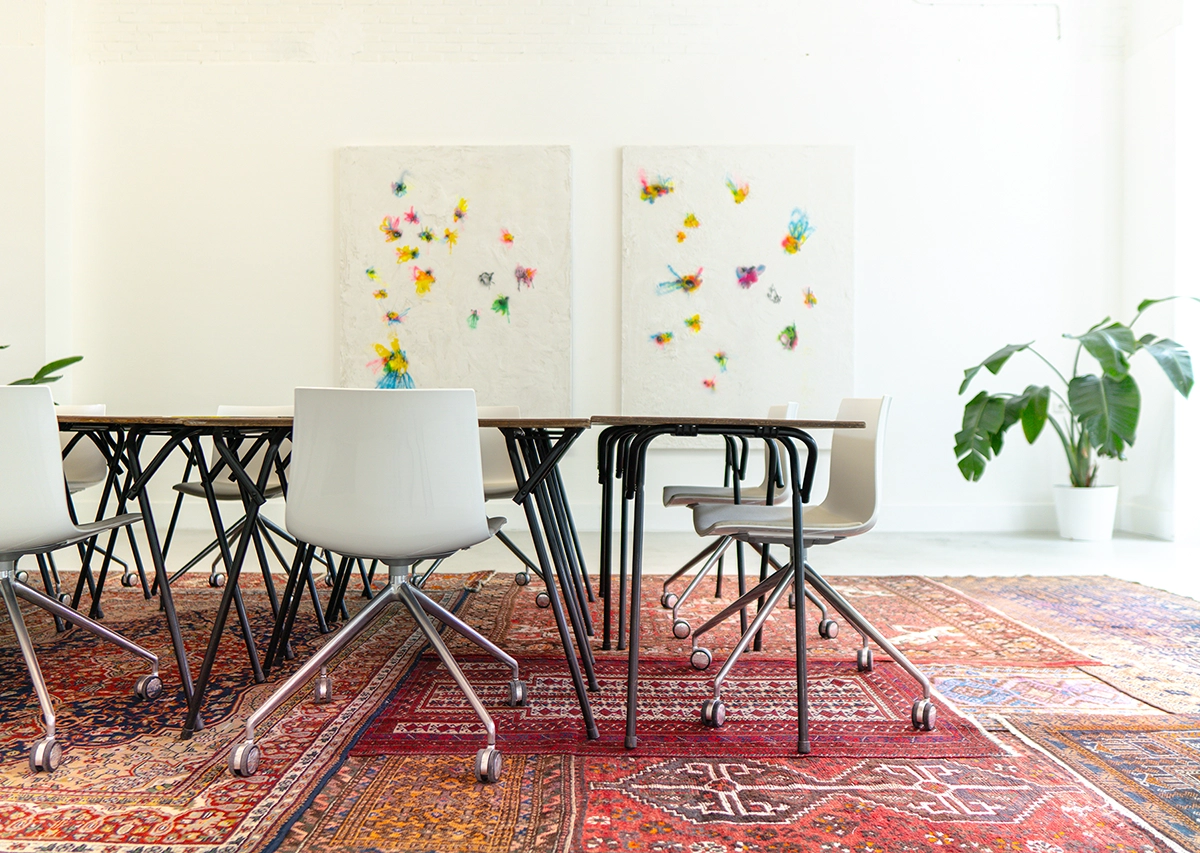 Inspirerende en creatieve vergaderruimte in Rotterdam met designstoelen op Perzische tapijten.
