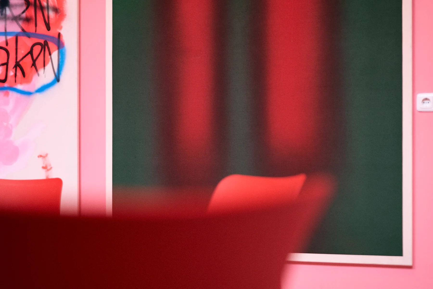 Modern kunstwerk aan roze wand in inspirerende break-out ruimte The Pink Room